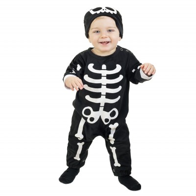 Bebé com fato de pirata com padrão de esqueleto branco num macacão preto e chapéu preto com desenho branco