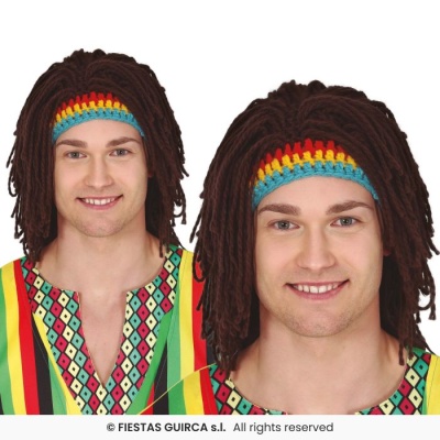 Homem com peruca encaracolada castanha e faixa colorida a usar túnica com padrão colorido