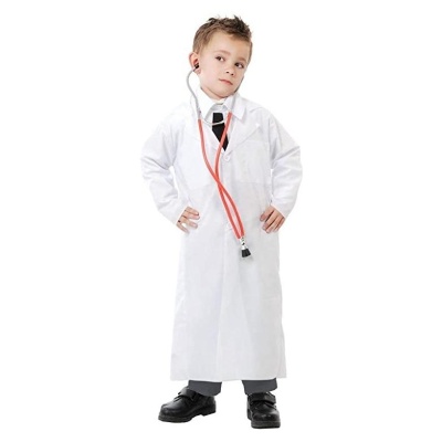 Criança vestindo bata branca de médico com estetoscópio cor-de-laranja