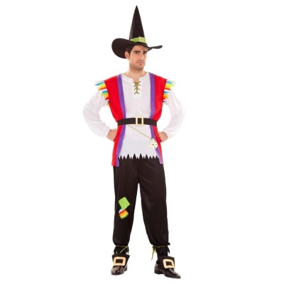 Homem com fato de bruxo colorido e chapéu preto pontudo