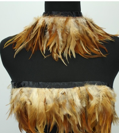 Conjunto de acessórios de penas em tons naturais exibidos em manequim preto