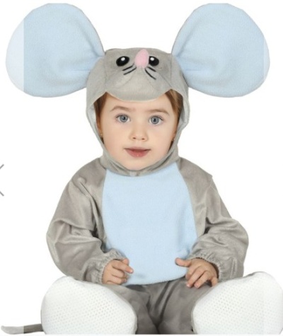 Bebé vestido de fantasia de rato cinzenta com detalhes azul claro e sapatos brancos