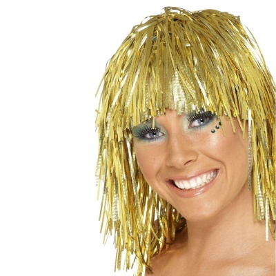 Mulher com peruca dourada brilhante e franjas longas