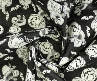 Tecido Halloween preto com abóboras, morcegos e fantasmas em branco e cinza