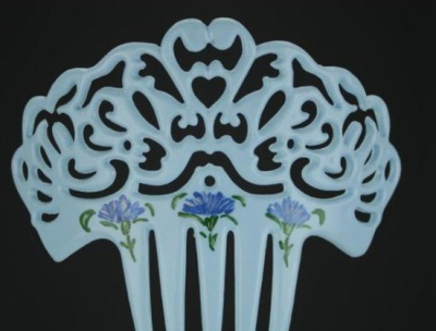 Pente de cabelo branco decorativo com flores azuis pintadas à mão