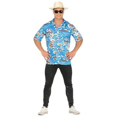 Homem com camisa azul estampada e chapéu palha