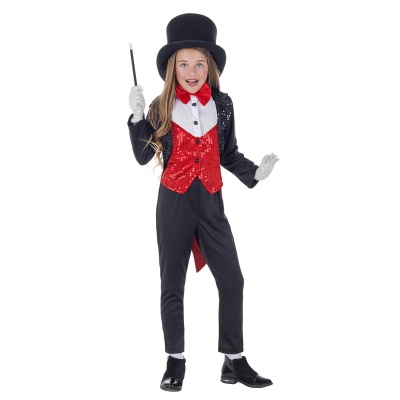 Criança em roupa de fantasia composta por calças e sapatos pretos, camisa branca, colete vermelho com lantejoulas, gravata borboleta vermelha, luvas brancas, cartola preta e vareta mágica.