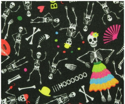 Tecido preto com desenhos coloridos de esqueletos em diversas poses e acessórios