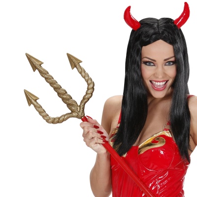Mulher com aspecto de diabo com chifres e tridente