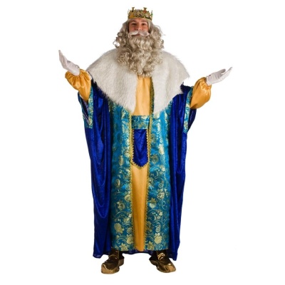 Homem vestido com fato de rei azul e amarelo com coroa dourada