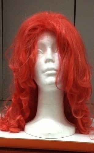 Peruca vermelha ondulada num manequim branco
