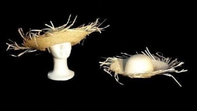 Chapéu de palha natural com aba larga e frisada em fundo preto