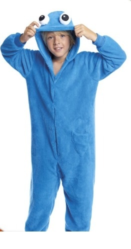 Criança com macacão azul felpudo com capuz de olhos grandes