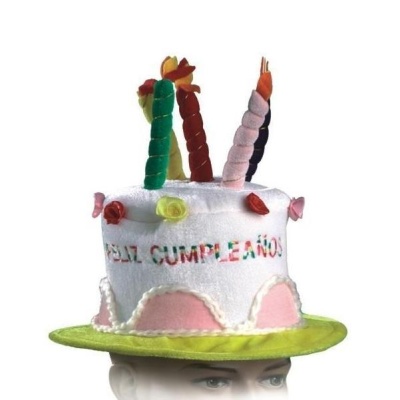 Chapéu de festa em forma de bolo com velas coloridas e texto Feliz Cumpleaños