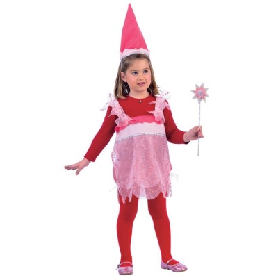 Criança fantasiada de fada com vestido rosa e vermelho, chapéu pontiagudo e varinha mágica.