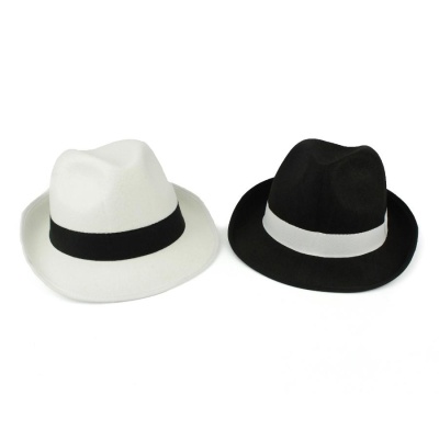 Dois chapéus fedora, um branco com faixa preta e outro preto com faixa branca