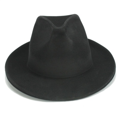 Chapéu preto de feltro com aba larga