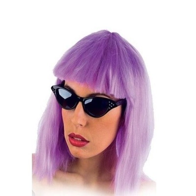 Óculos de sol pretos vintage em formato gatinho usados com peruca lilás