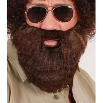 Pessoa com peruca e barba postiça castanha escura e camisa bege claro.