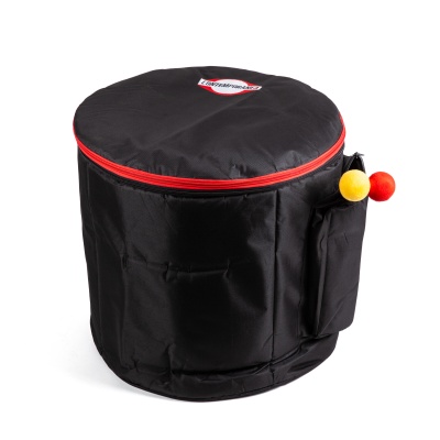 Bolsa preta redonda com fecho vermelho e bolas coloridas ao lado