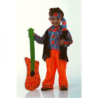Fato de hippie para criança com calças largas laranja, camisa tie-dye azul e vermelha, colete preto com franjas e guitarra de brinquedo laranja e verde
