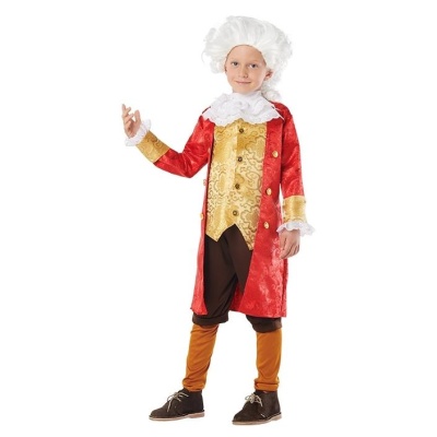 Criança com fantasia histórica vermelha e dourada, com peruca branca.