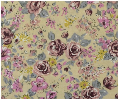 Tecido floral bege com flores rosas, lilás, amarelas e folhas cinza