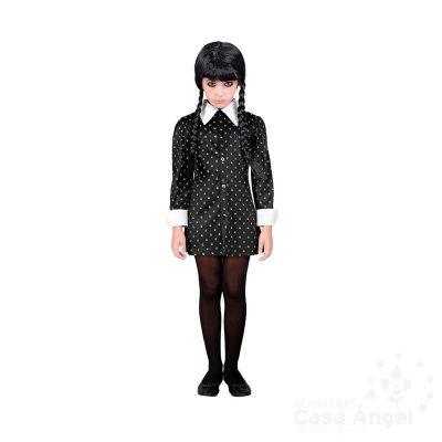 Criança com vestido preto com padrão branco e colarinho branco