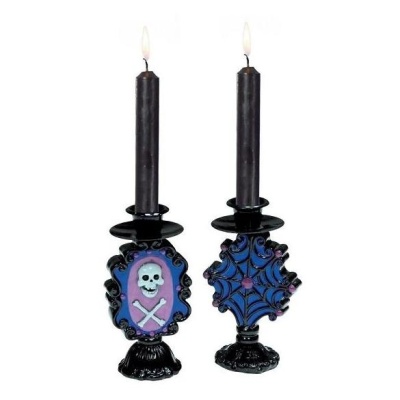 Duas velas pretas em castiçais decorativos com crânio e teia de aranha