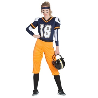 Mulher com fato completo de jogador de futebol americano com camisola azul escura com branco e laranja e número 18