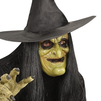 Máscara de bruxa verde com chapéu preto pontudo e cabelo preto longo