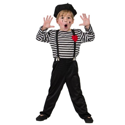 Criança vestida de mime com camisa listrada, calças pretas, suspensórios, boina preta e coração vermelho no peito