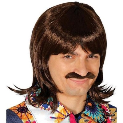 Peruca castanha escura com franja e comprimento médio usada por homem