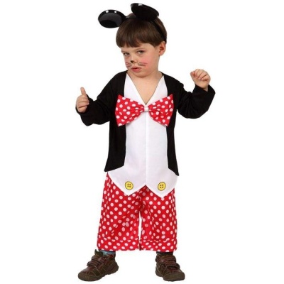 Criança com fato de rato com calças vermelhas de bolinhas brancas e orelhas negras.