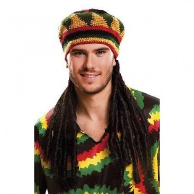 Homem com chapéu e t-shirt coloridos em padrões verdes, amarelos, vermelhos e pretos