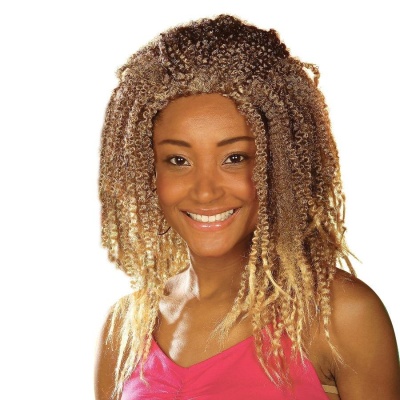 Mulher com cabelo encaracolado castanho e loiro e camisola rosa