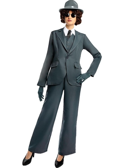 Mulher com fato completo cinzento escuro, camisa branca, gravata preta, chapéu cinzento, luvas e sapatos pretos sobre fundo branco