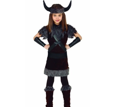 Fantasia infantil de viking com vestido preto e pêlo cinza, braçadeiras, botas e capacete com chifres