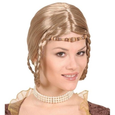 Mulher com cabelo loiro trançado, tiara de contas de madeira e colar de pérolas