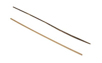 Dois pauzinhos de madeira em fundo branco