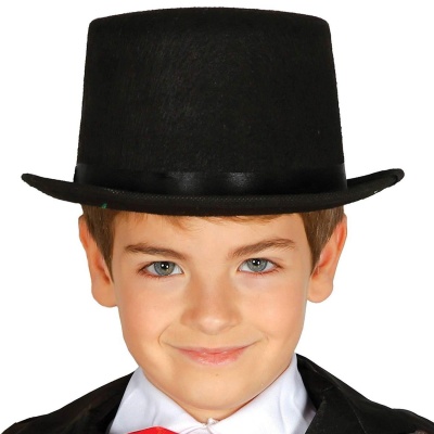 Criança com chapéu preto tipo cartola