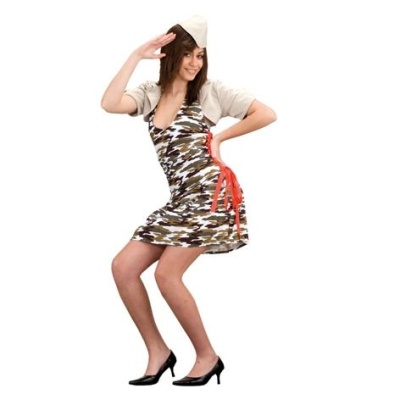 Mulher com vestido camuflado e sapatos de salto