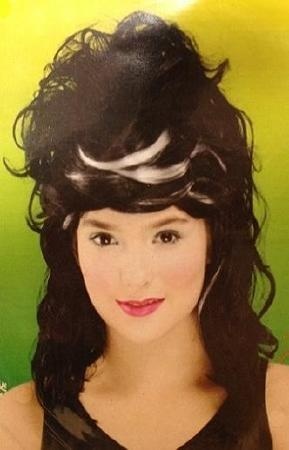 Peruca sintética preta com mechas brancas e estilo volumoso em modelo