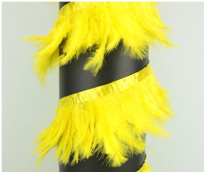 Fita de pena amarela enrolada em cilindro preto