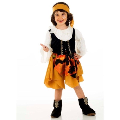 Criança com fantasia colorida de colete preto, saia amarela com padrões, camisa branca e botas pretas