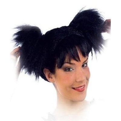 Mulher com cabelo preto preso em duas melenas altas e volumosas