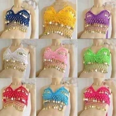 Nove tops de crochê coloridos com moedas douradas em manequins