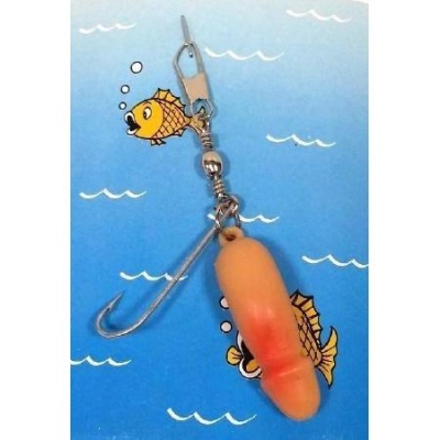 Chaveiro com figura em silicone na forma de dedo e gancho metálico sobre fundo azul com desenhos de peixes e ondas.