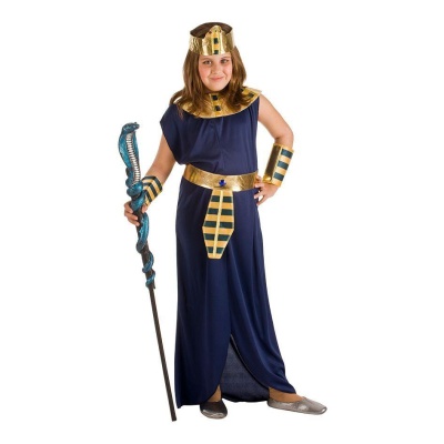 Criança vestida com fato de faraó azul e dourado, segurando cetro com forma de cobra