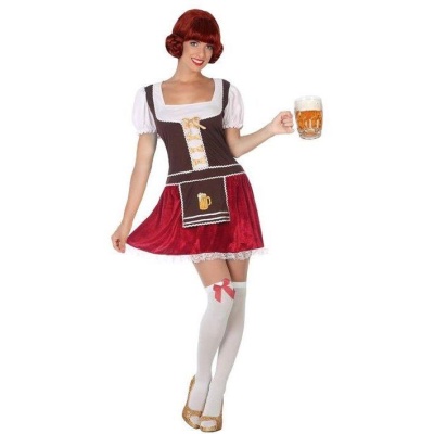 Fato de Carnaval feminino estilo trajeto tradicional com vestido, meias brancas e peruca vermelha, segurando caneca de cerveja